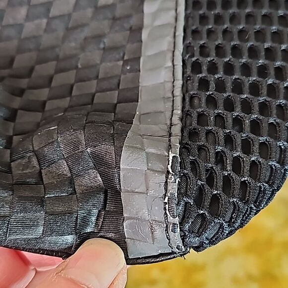 Tote Bag by Vera Wang Woven Black Side and Back Pocket Magnetic closure - Picture 9 of 9